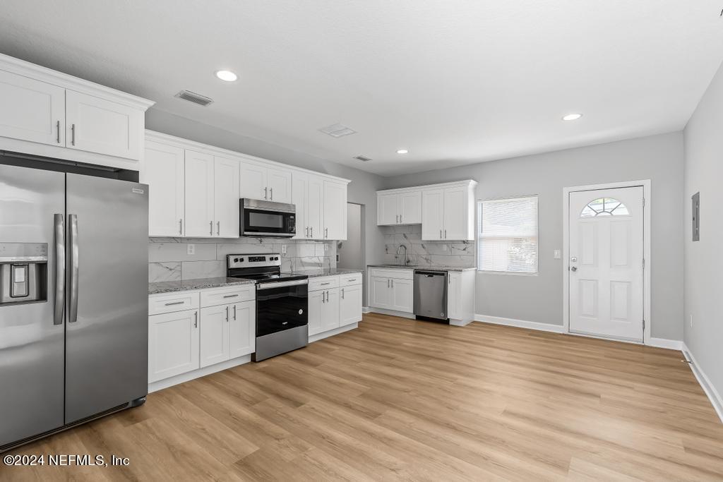 7461 STONEHURST Road N