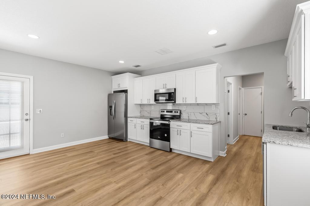 7461 STONEHURST Road N