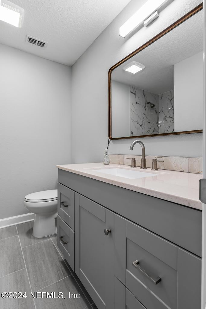 7461 STONEHURST Road N