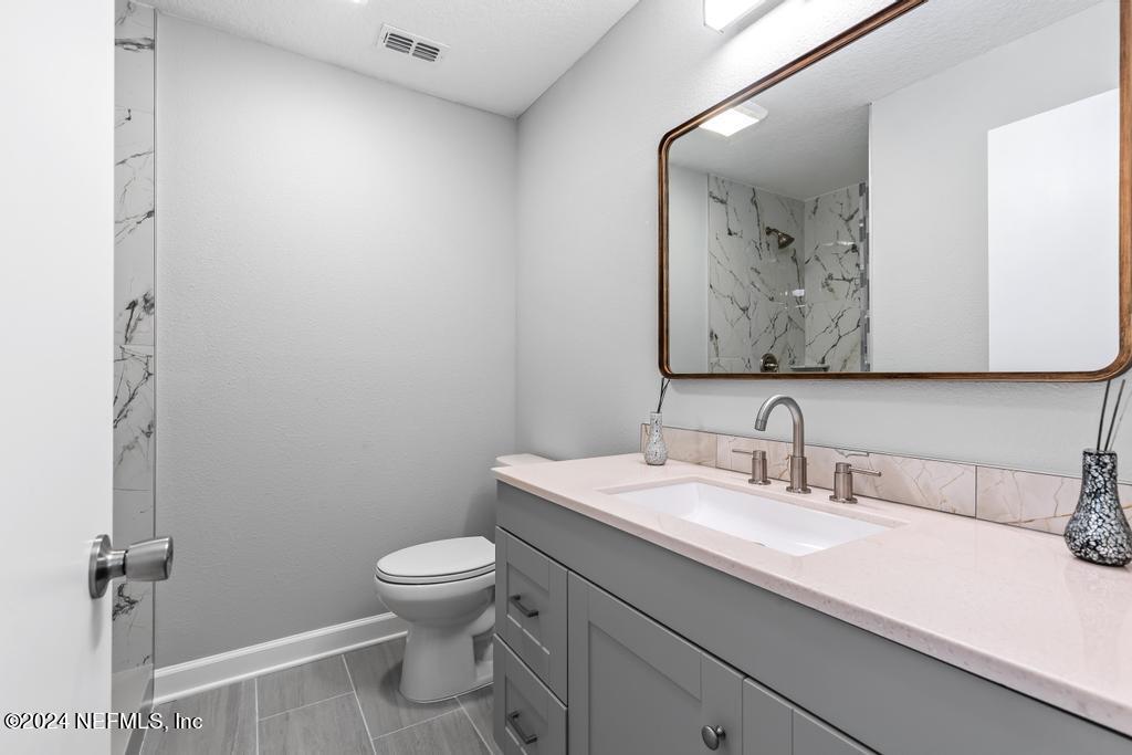 7461 STONEHURST Road N