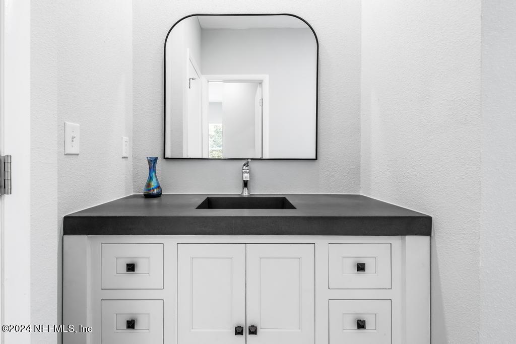 7461 STONEHURST Road N