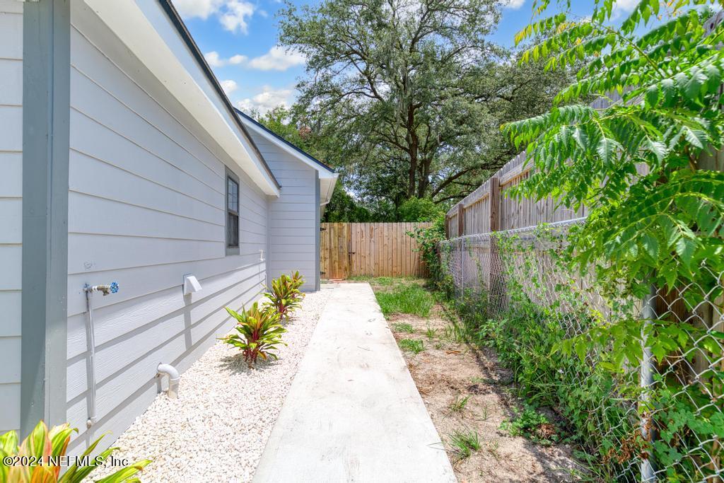 7461 STONEHURST Road N