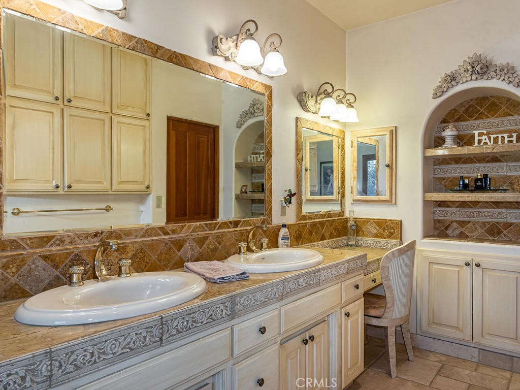 6275 Twin Canyon Lane