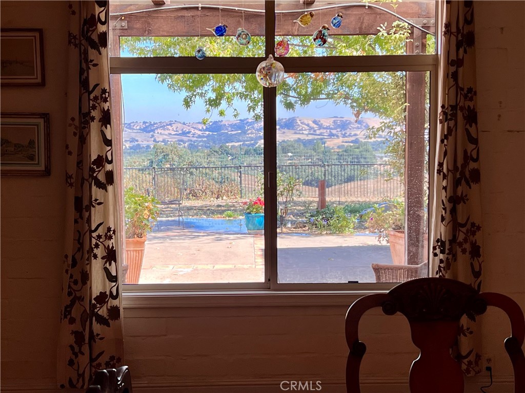 325 Los Robles Road 1