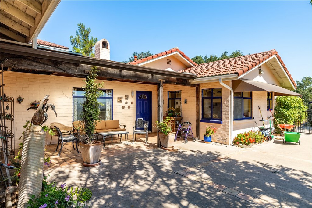 325 Los Robles Road 1