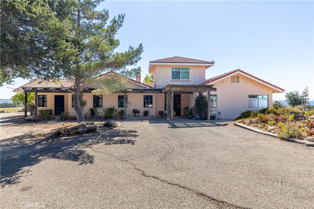 325 Los Robles Road 1
