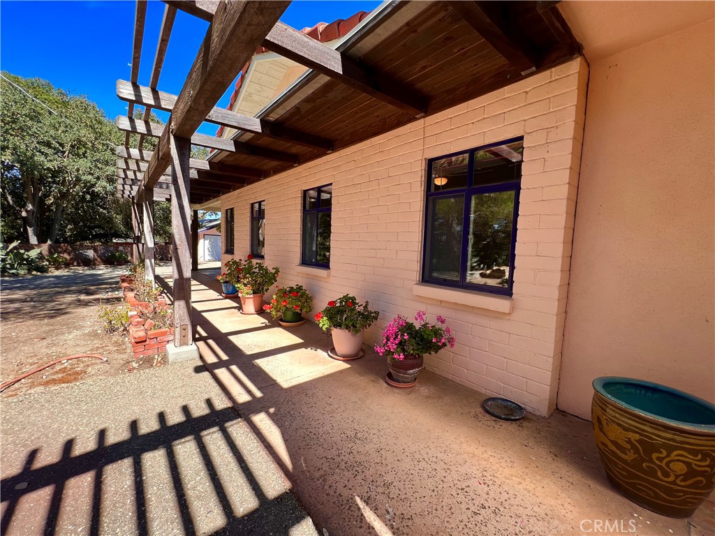 325 Los Robles Road 1