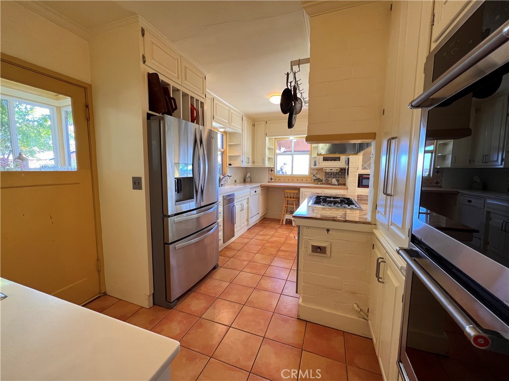 325 Los Robles Road 1