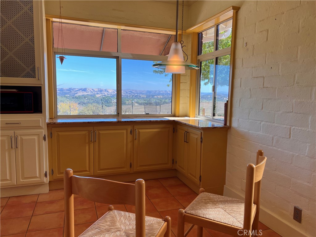 325 Los Robles Road 1