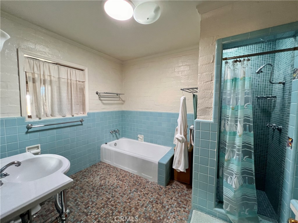 325 Los Robles Road 1