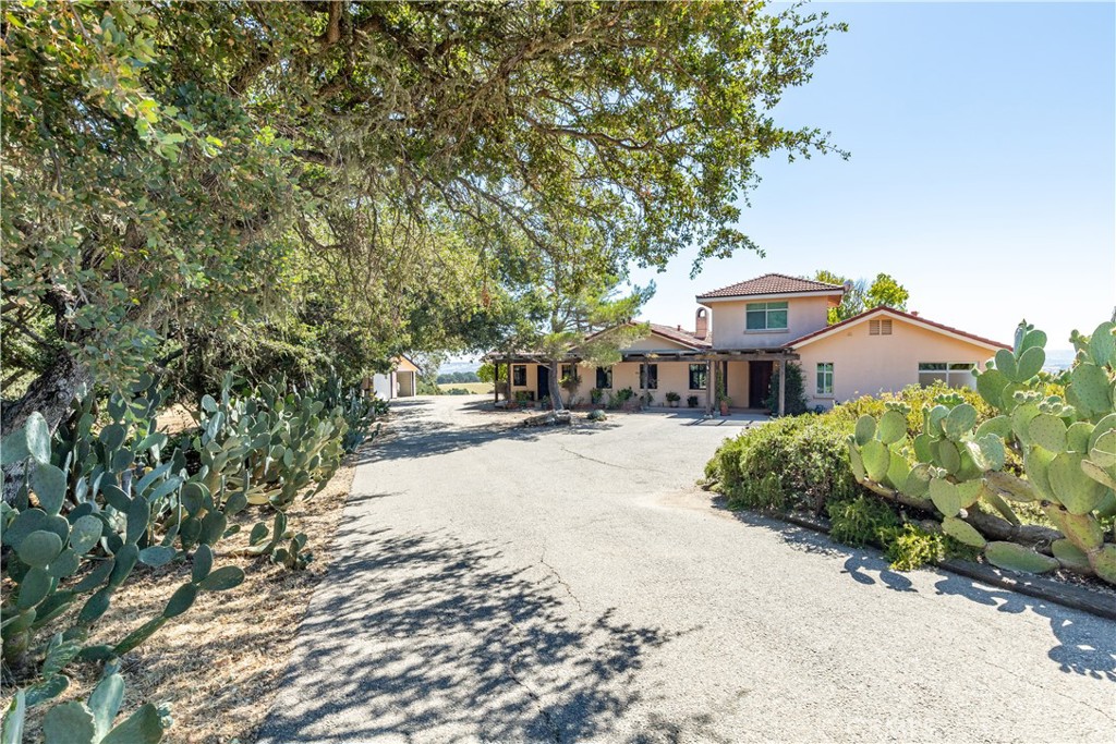 325 Los Robles Road 1