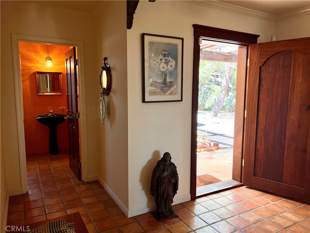 325 Los Robles Road 1