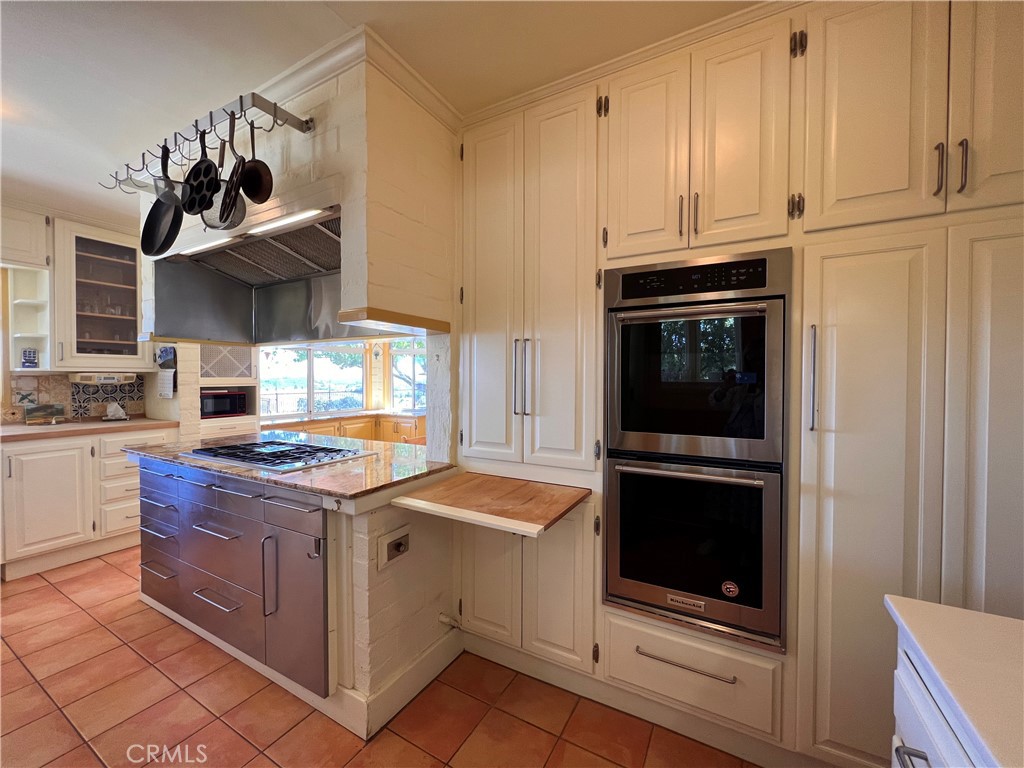 325 Los Robles Road 1