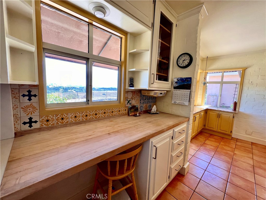 325 Los Robles Road 1