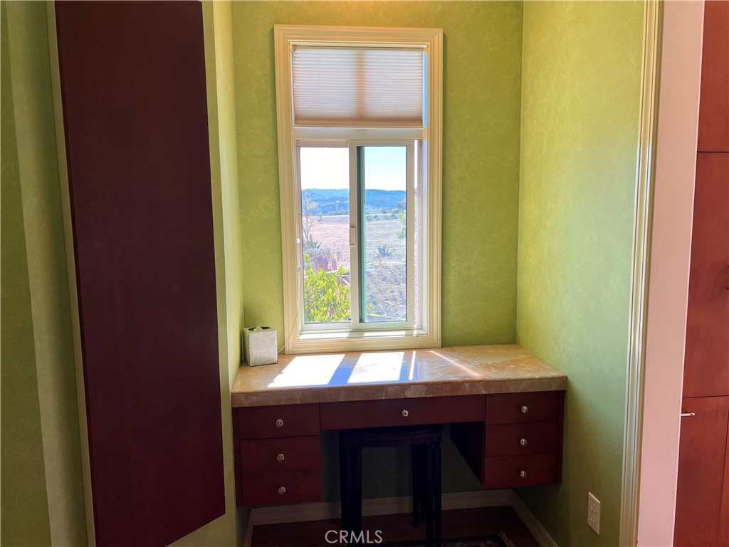 325 Los Robles Road 1