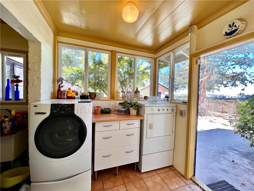 325 Los Robles Road 1