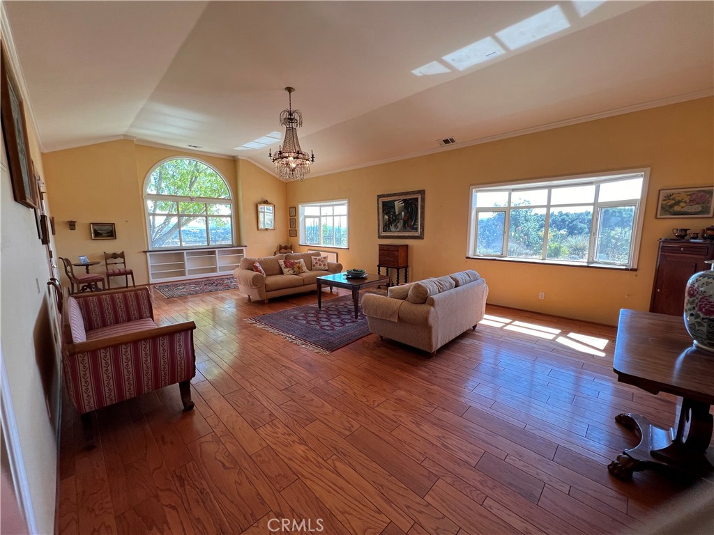 325 Los Robles Road 1