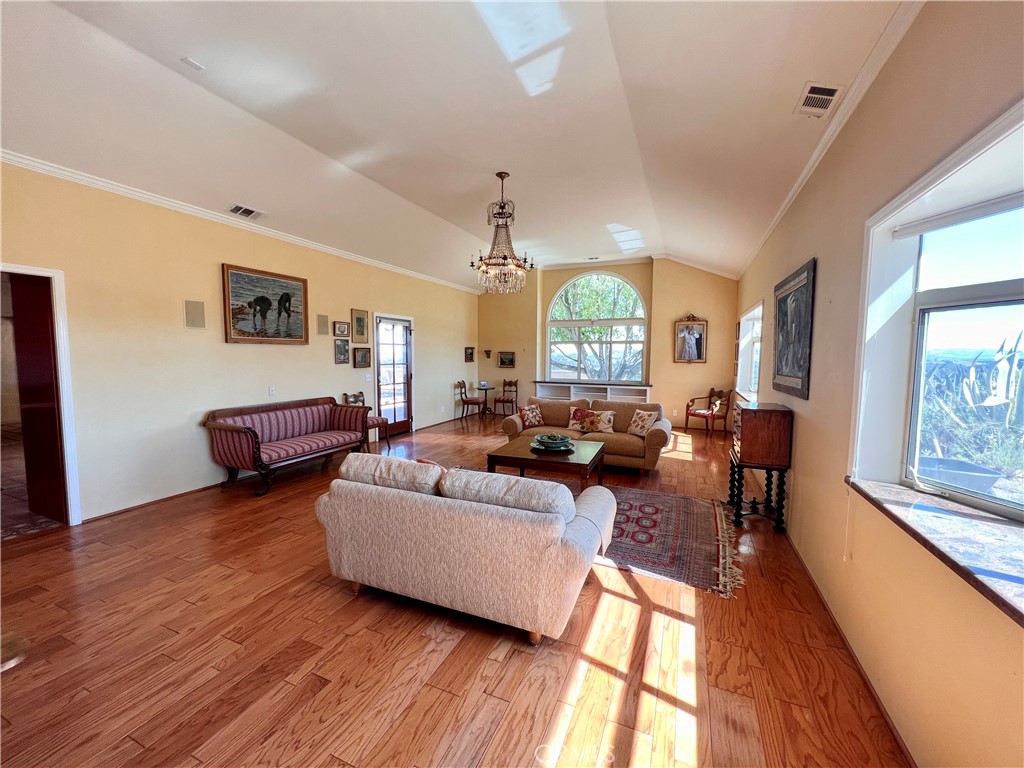 325 Los Robles Road 1