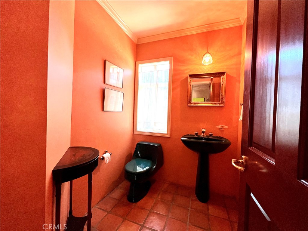 325 Los Robles Road 1