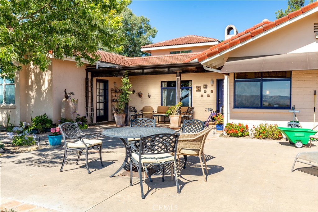 325 Los Robles Road 1