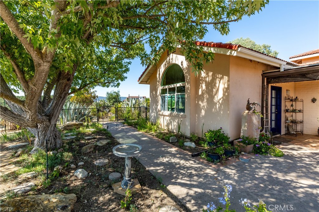 325 Los Robles Road 1