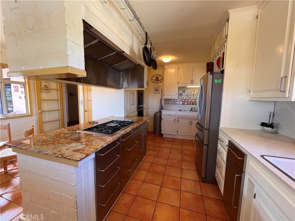 325 Los Robles Road 1