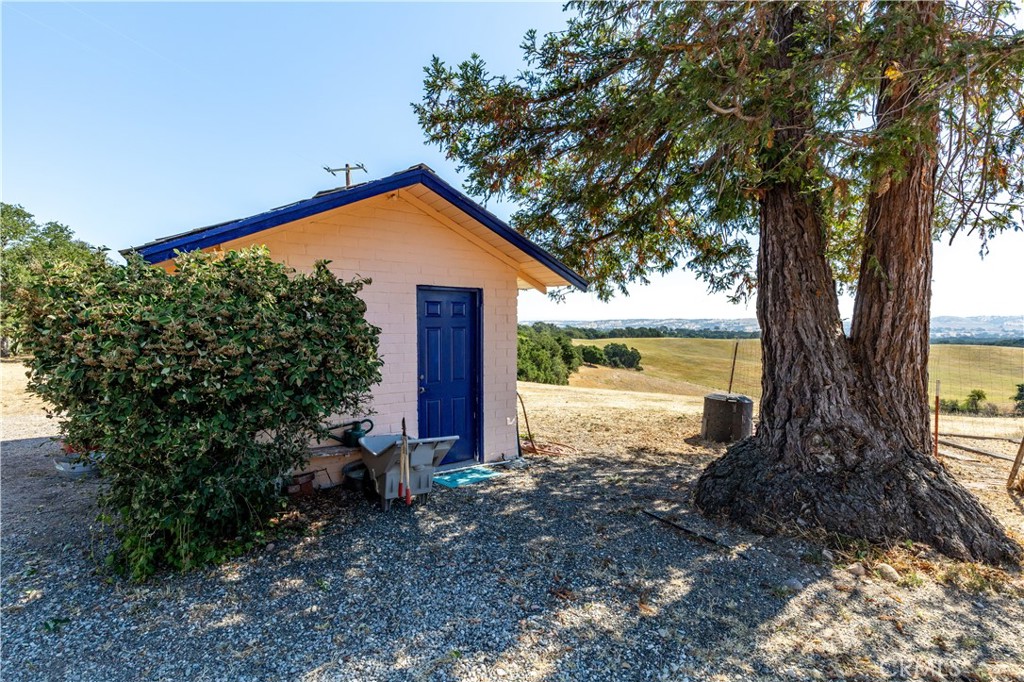 325 Los Robles Road 1