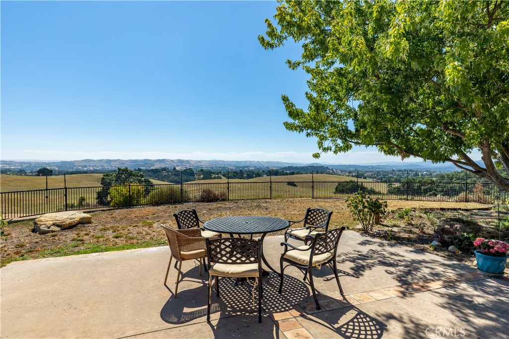 325 Los Robles Road 1