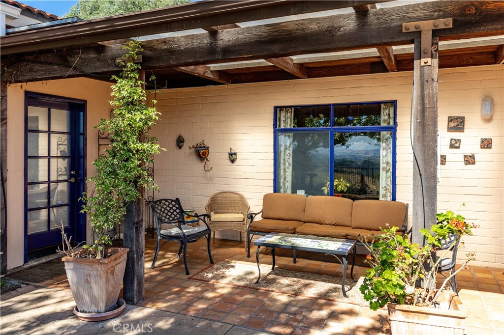 325 Los Robles Road 1