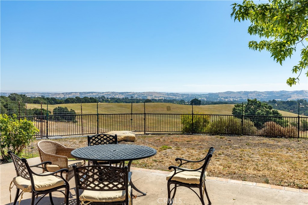 325 Los Robles Road 1