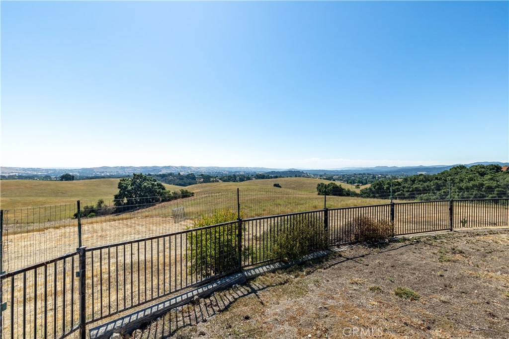 325 Los Robles Road 1