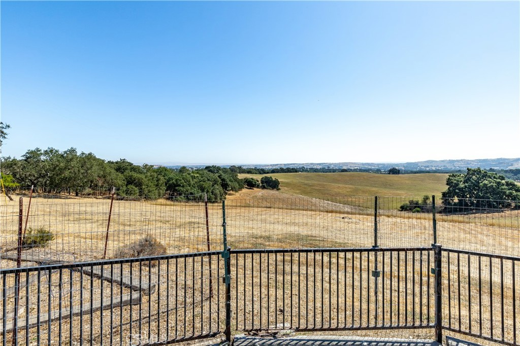 325 Los Robles Road 1