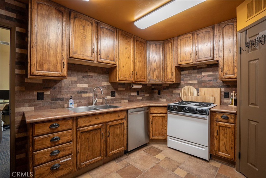 8585 Cross Canyons Road