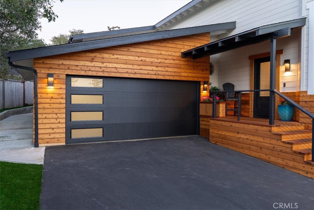 5282 Hillcrest Drive