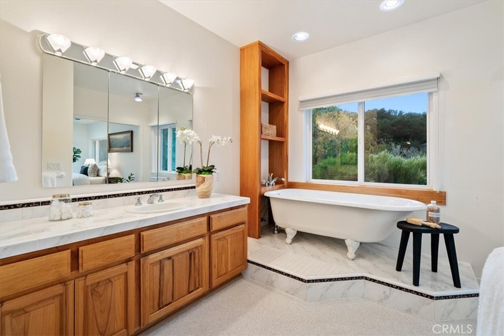 4242 Las Tablas Willow Creek Road