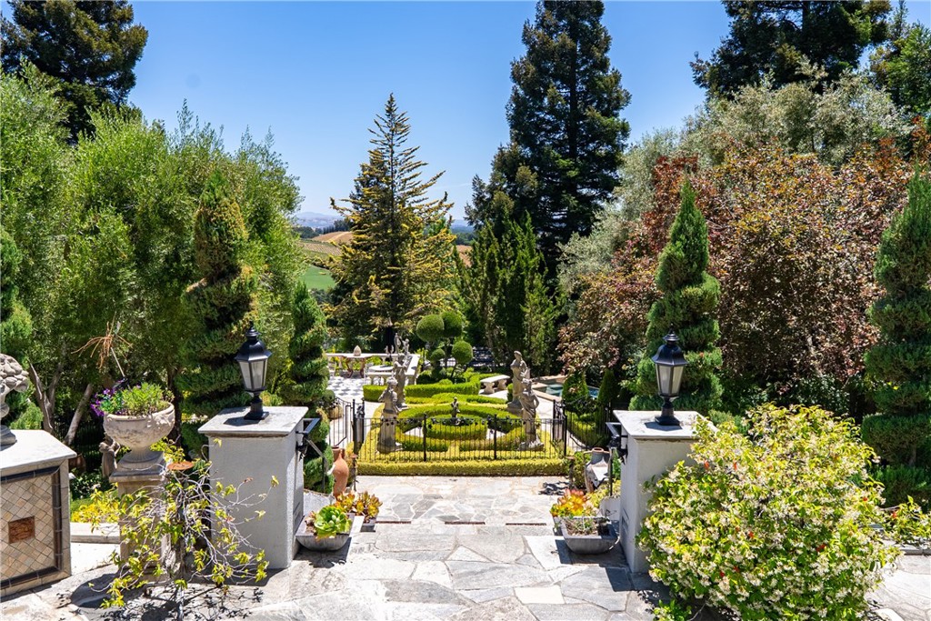 5405 Vineyard Drive