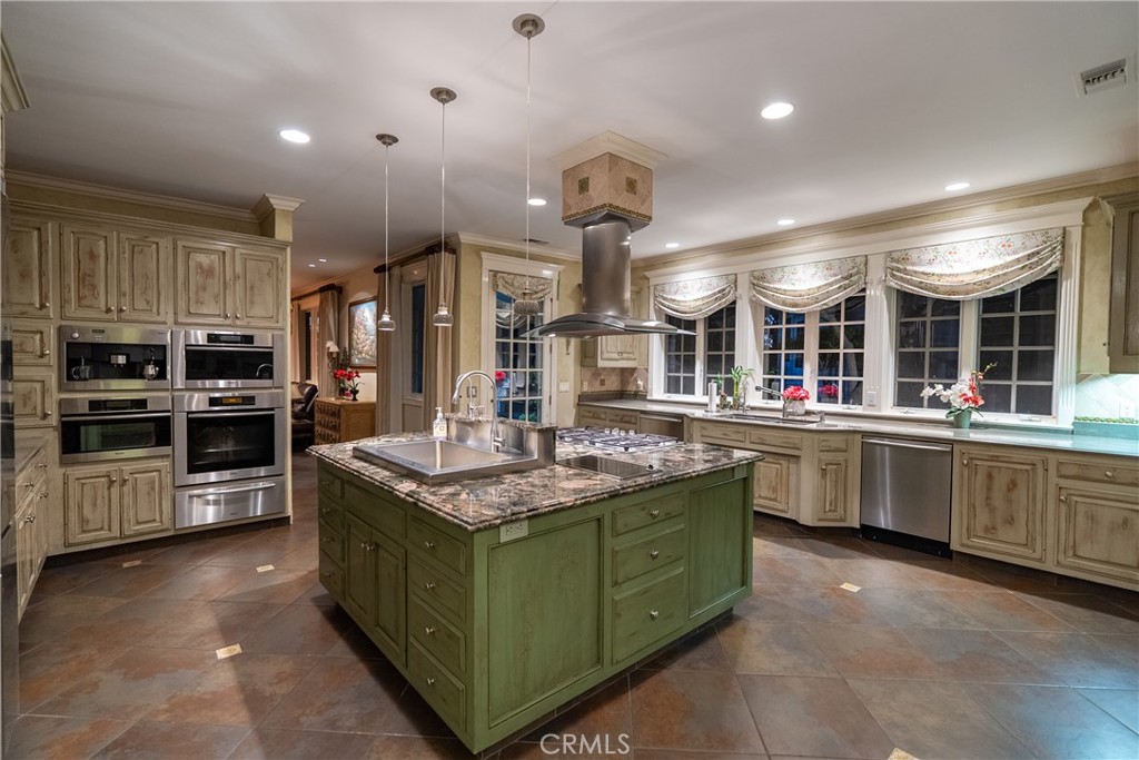 5405 Vineyard Drive