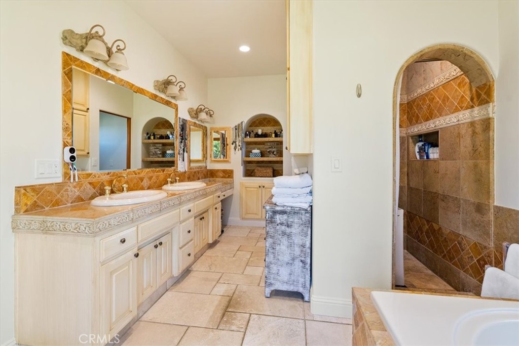 6275 Twin Canyon