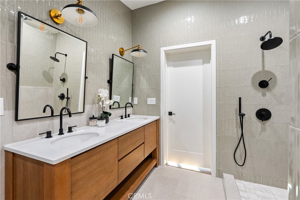4475 Interlake