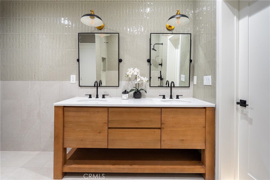 4475 Interlake