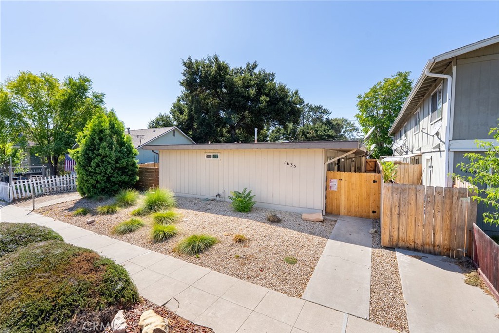 1635 Pine