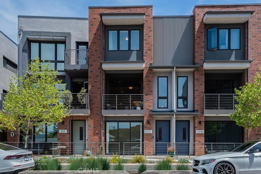 2460 Victoria Avenue 102