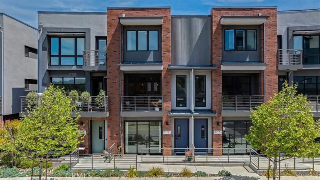 2460 Victoria Avenue 102