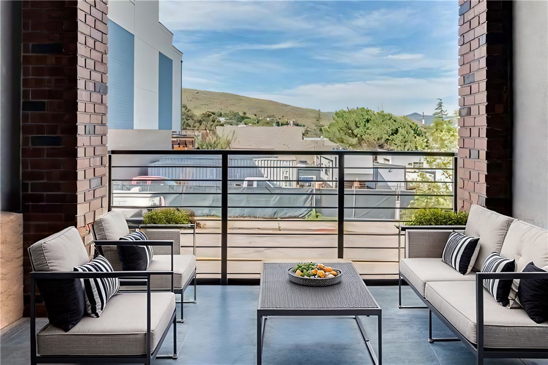 2460 Victoria Avenue 102