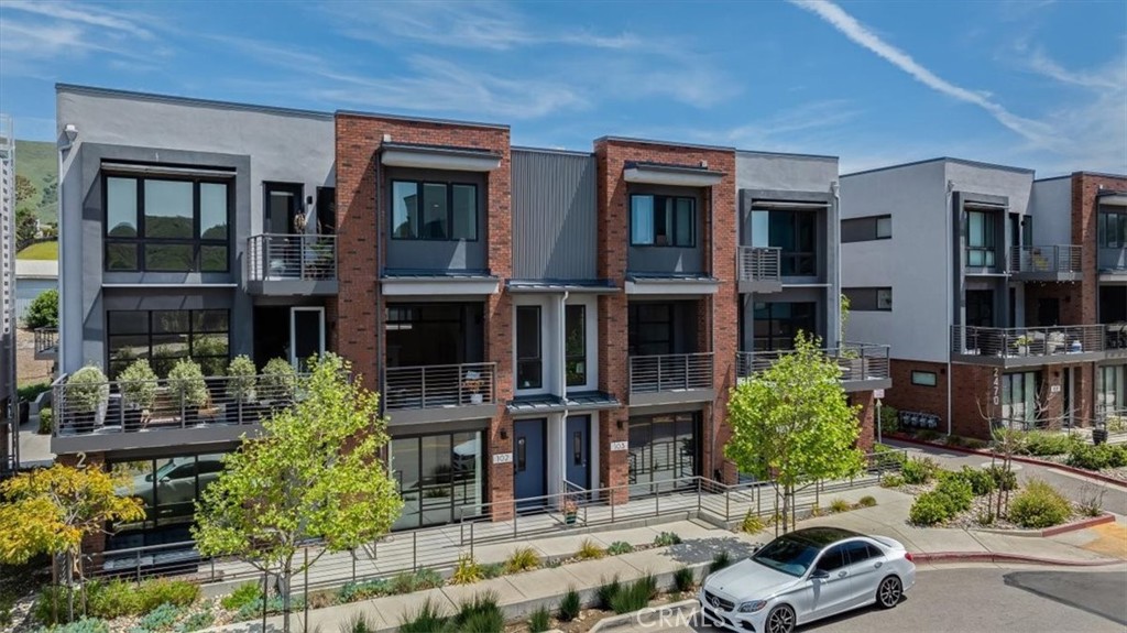 2460 Victoria Avenue 102