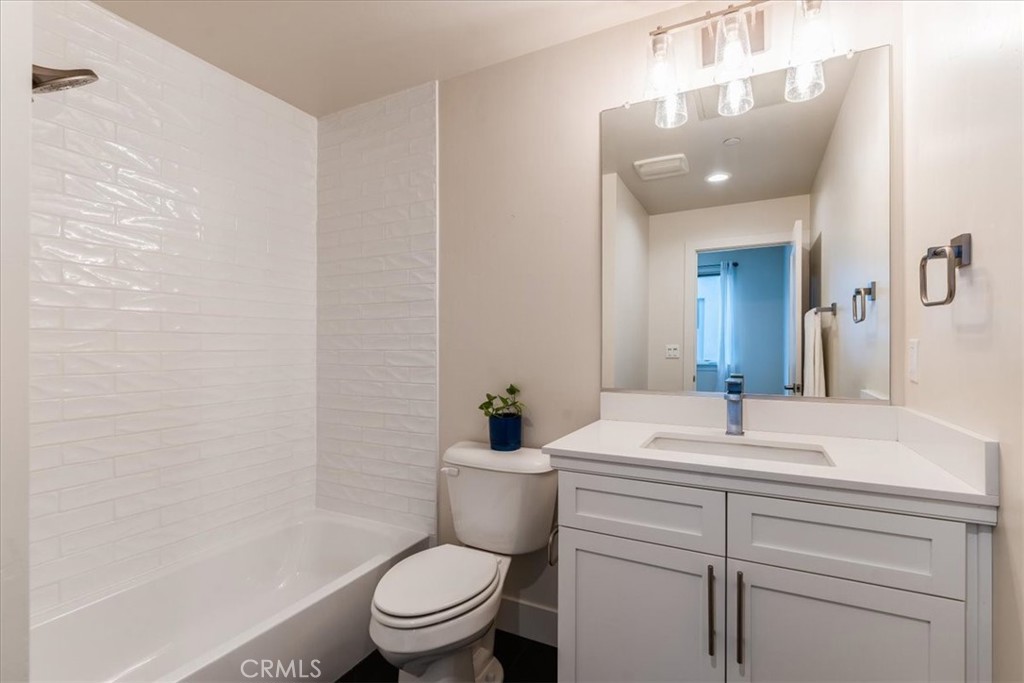 2460 Victoria Avenue 102