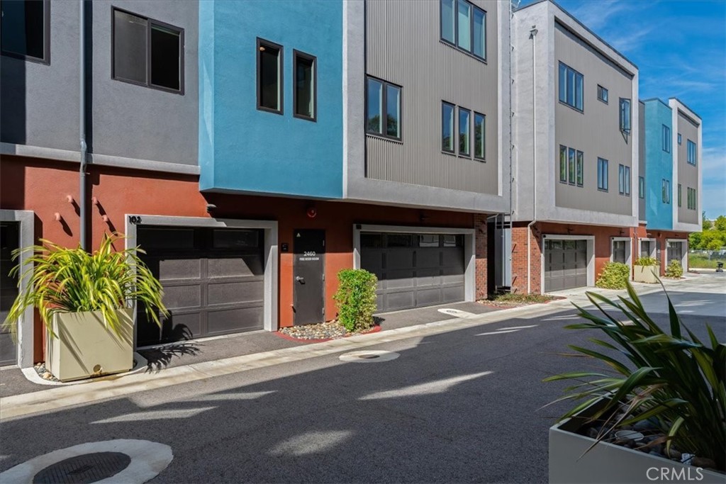 2460 Victoria Avenue 102