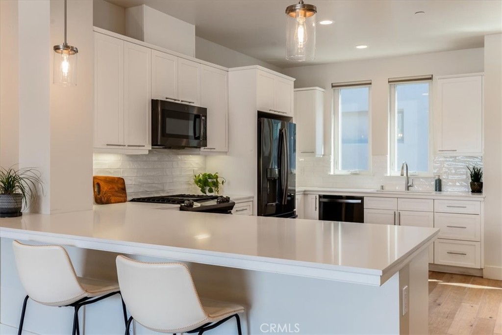 2460 Victoria Avenue 102