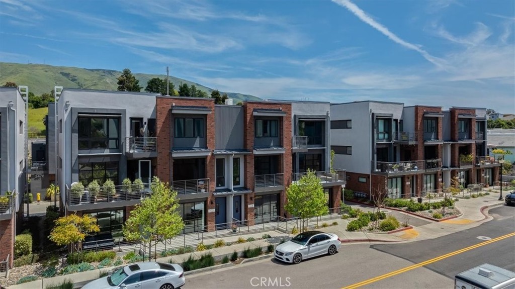 2460 Victoria Avenue 102