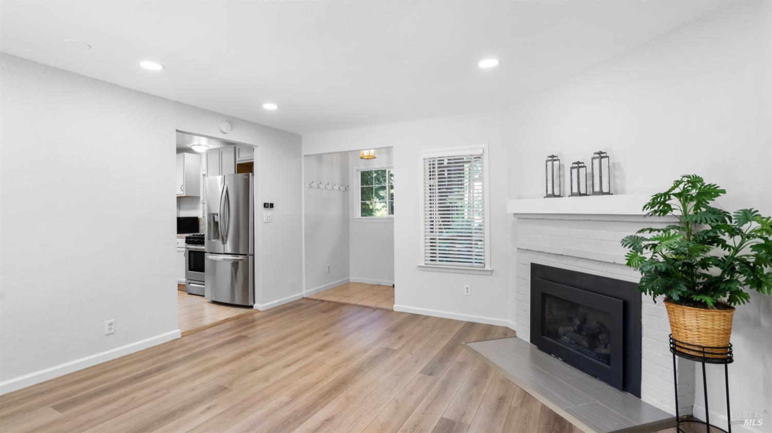 17498 Riverside Drive